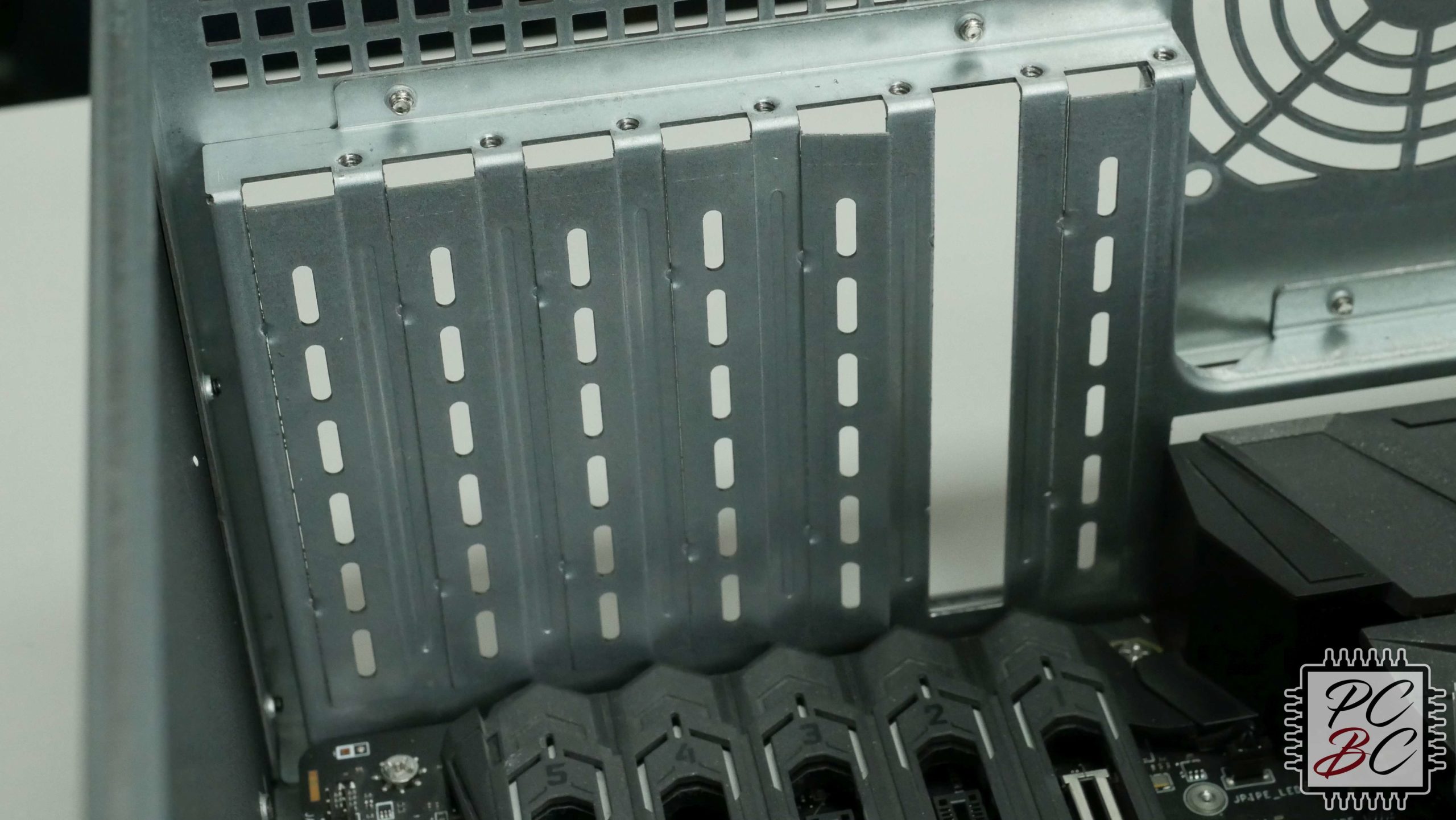 Inter-Tech 4088-S Review Test PCIe-Slotblenden herausbrechen