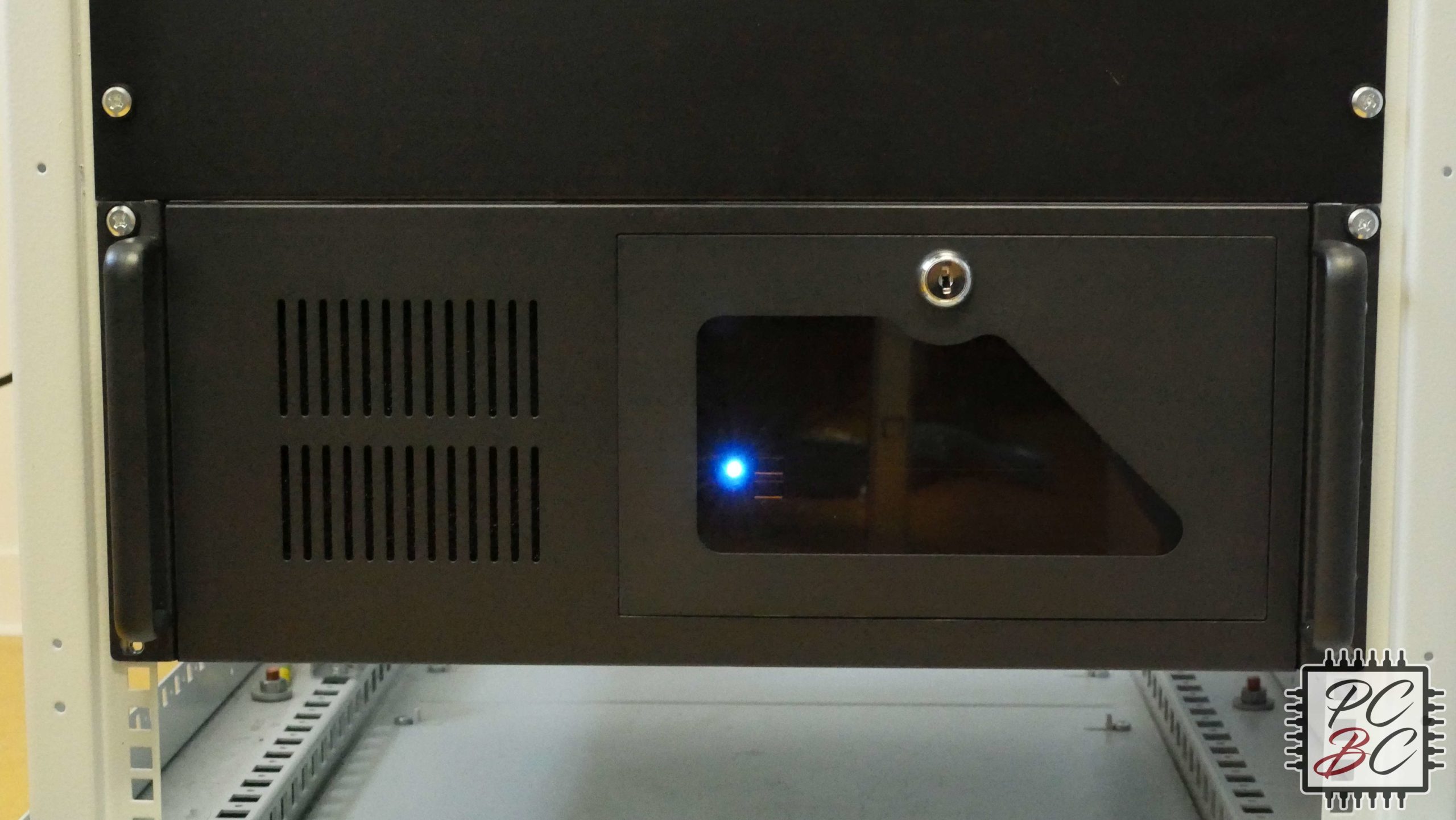 Inter-Tech 4088-S Review Test im Rack, Klappe zu