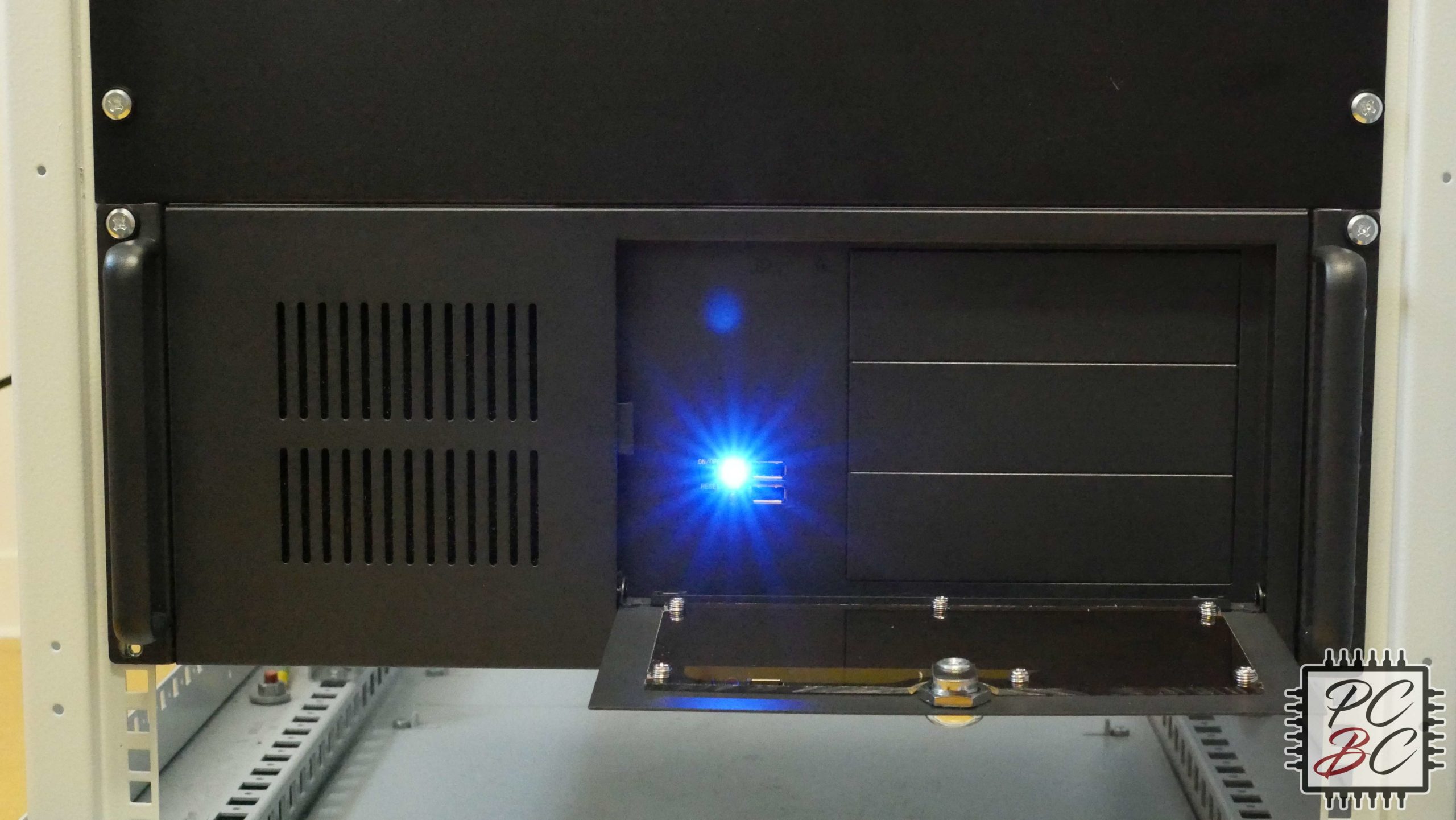 Inter-Tech 4088-S Review Test im Rack, klappe auf