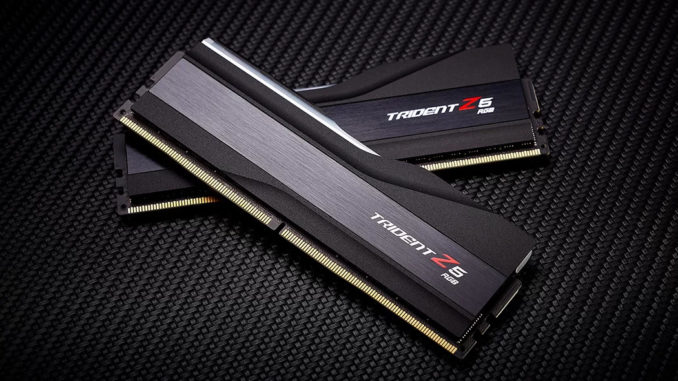 Zwei G.Skill Trident Z5 DDR5-Arbeitsspeichermodule auf Carbon-Untergrund